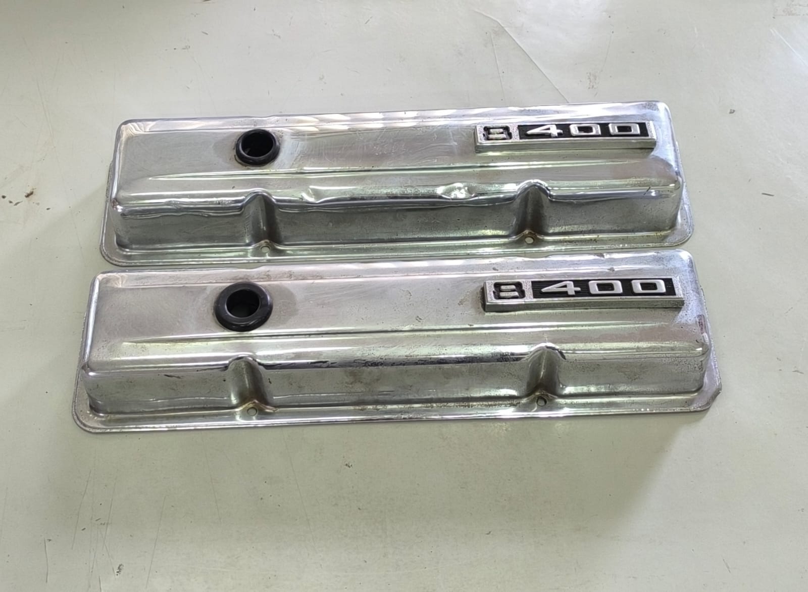 Tampas de Válvula Chevrolet Emblema 8-400 (Par)